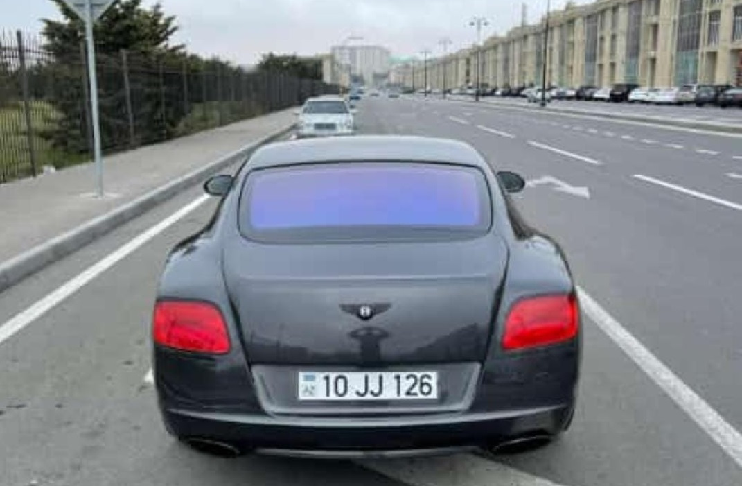 Bakıda "protiv" sürən "Bentley" təhlükə yaratdı  - 10 JJ 126 - FOTO