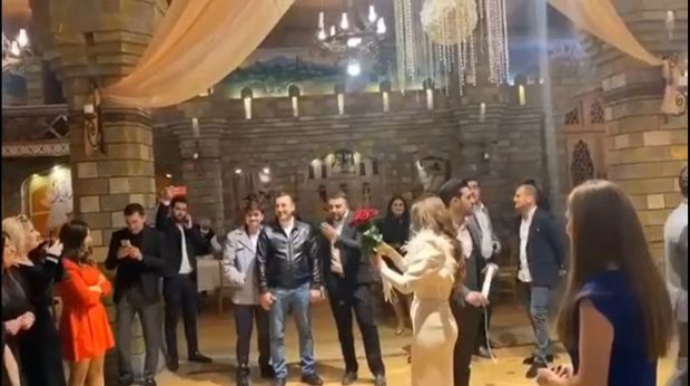 Bakıda bir qrup gəncin məşhur restoranda əyləncə görüntüləri yayıldı - VİDEO