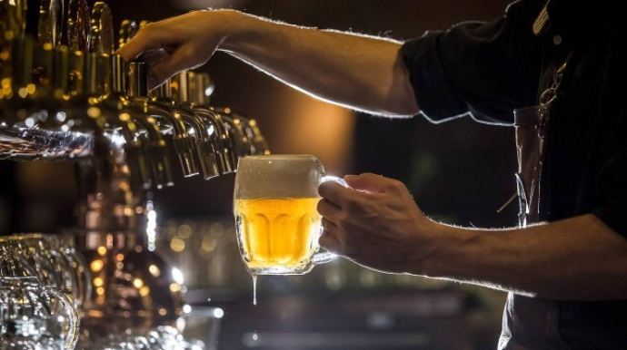 Vergiləri artıran naziri pivəxanaya buraxmadılar 