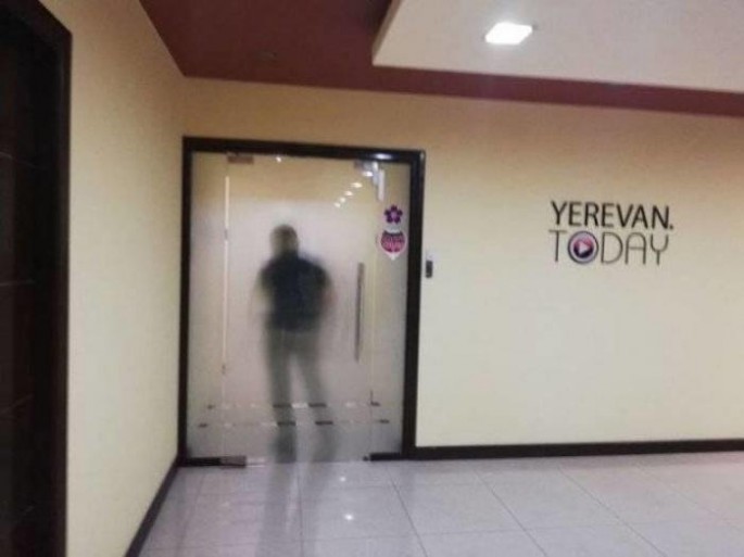 Polis xəbər saytının ofisinə basqın etdi - Məmurların gizli danışığı