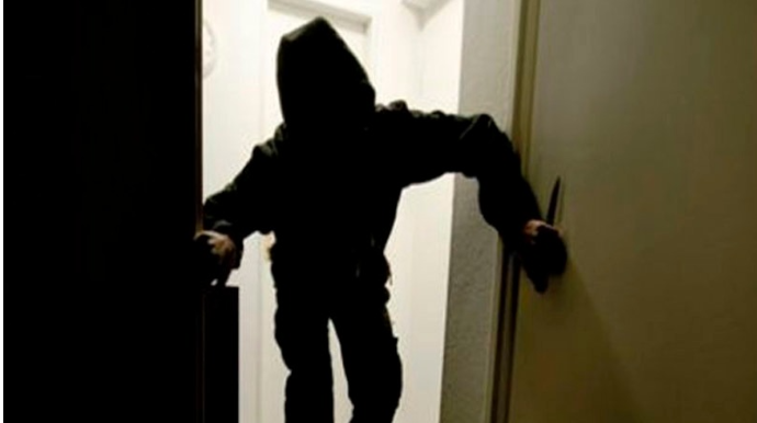 Qapının açıq olduğunu görüb evə girdi, quldurluq etdi 