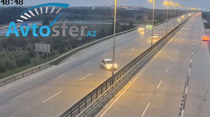 Zığ yolunda ağır qəza: Özünü itirən sürücü maşını iki dəfə dəmirlərə çırpdı - VİDEO