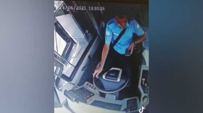 Telefonla oynayan avtobus sürücüsü qəza törətdi; BNA "BakuBus"a XƏBƏRDARLIQ ETDİ - VİDEO