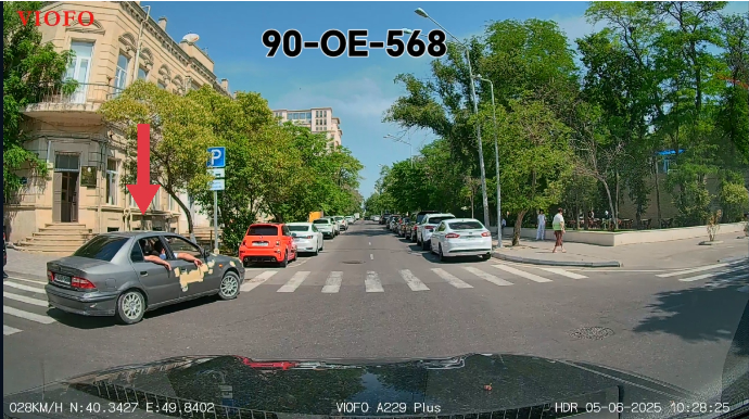 Özünə yer tapa bilməyən sürücü dəfələrlə kobud qayda pozdu - VİDEO