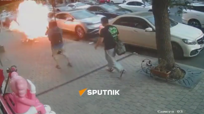 Küçənin ortasında elektrik kabeli belə partladı - VİDEO