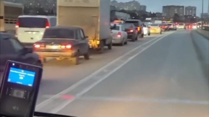 Bakı-Sumqayıt yolundakı zolaq avtobusu tıxacdan belə xilas edir - VİDEO 