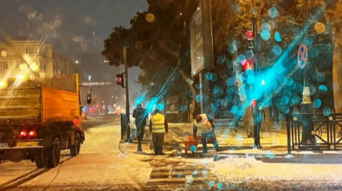 Улицы и проспекты Баку ночью очистили от снега   - ФОТО