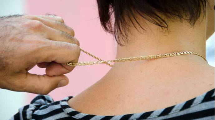 Bakıda qadına qarşı soyğunçuluq edildi 