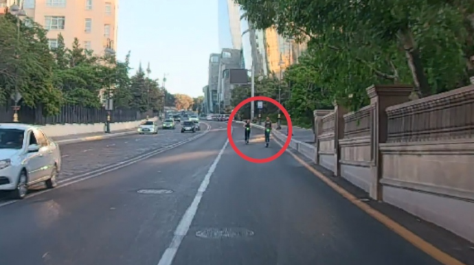 Skuter sürücüləri maşınların üzərinə sürüb həyatlarını təhlükəyə atdılar - VİDEO