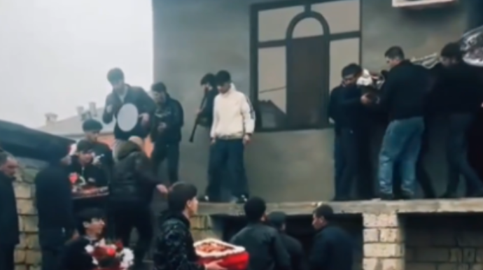 Ailəsi tabutunu vağzalı ilə yola saldı - VİDEO