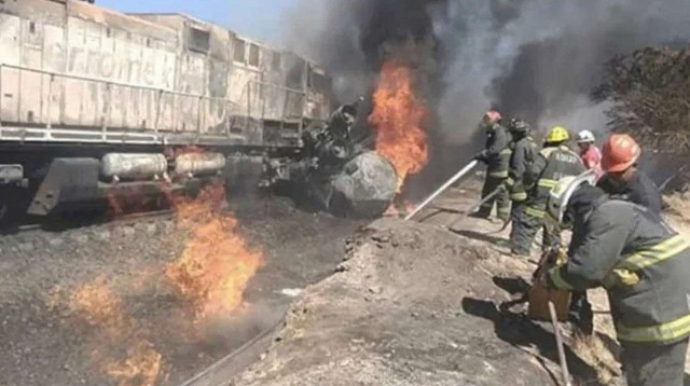 Yük tankeri qatarla toqquşdu - 50 avtomobil yandı   - VİDEO