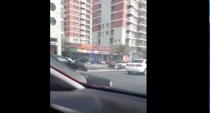 Sürücülərin diqqətinə: Külək işıq dirəklərini aşırır, ehtiyyatlı olun – VİDEO