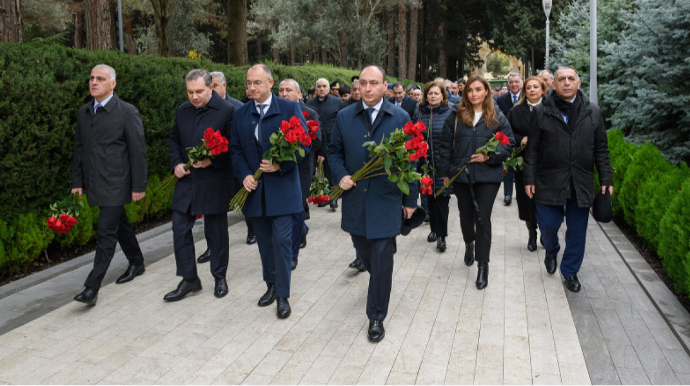 RİNN-in kollektivi Ulu Öndərin məzarını ziyarət edib - FOTO