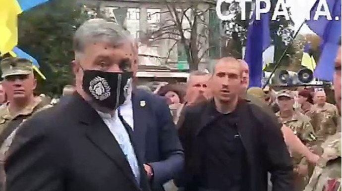 Poroşenkonun üzünə “zelyonka” tökdülər - VİDEO 