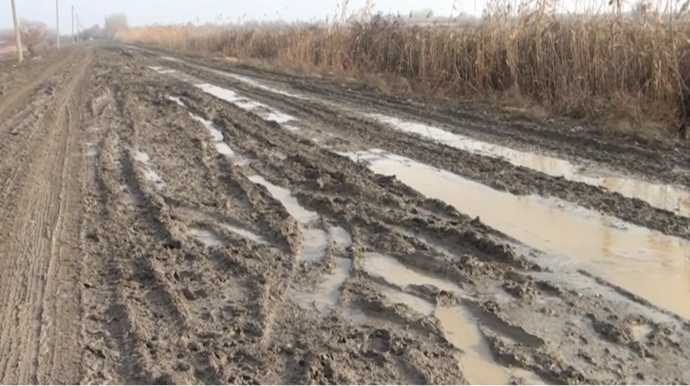 "Nə təcili yardım gəlir, nə taksi" - Asfalt üzünə həsrət qalan kənd - VİDEO