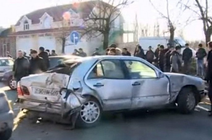 "06" ilə toqquşan "Mercedes" ağaca çırpıldı - VİDEO 