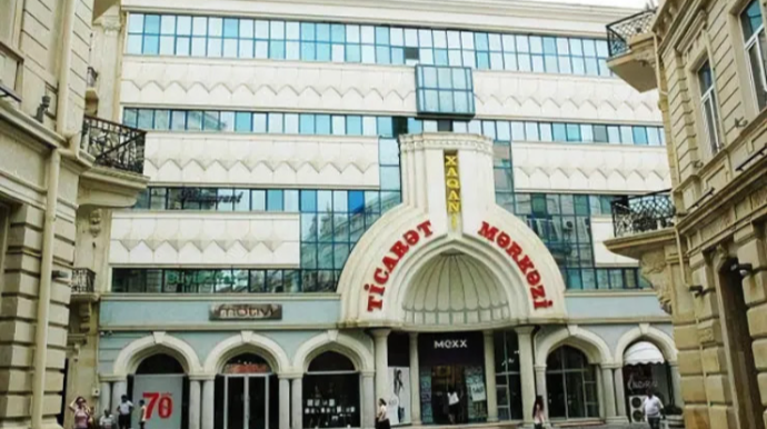 Ticarət mərkəzinin qarşısını tualetə çevirən cərimələndi: "Böyrəklərimdə problem var" 