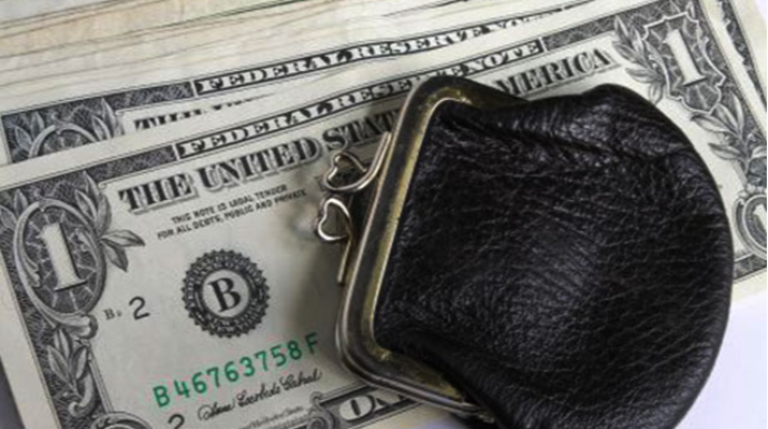 Keçmiş məhkum qadının min dollarını oğurladı 