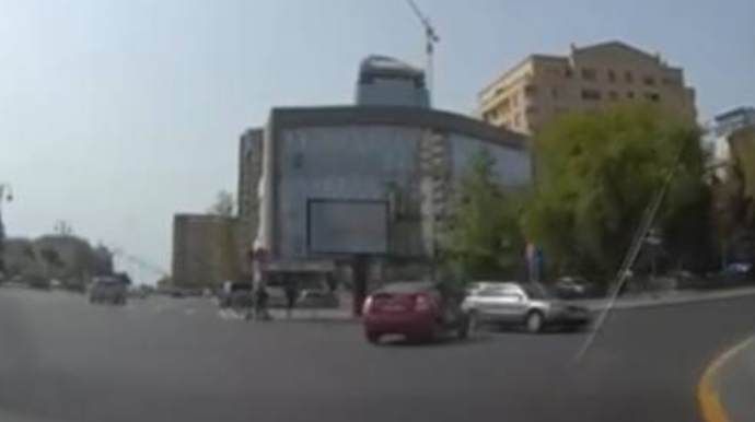 Такси Uber столкнулось с Passat в Баку - ВИДЕО