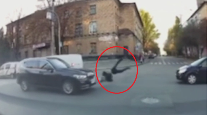 "BMW" piyadanı vurub başqa maşının altına tulladı  - VİDEO