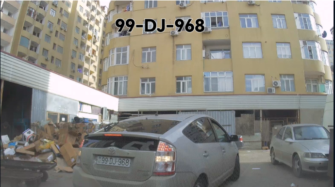 В Хырдалане водитель резко начал двигаться задним ходом и создал опасную ситуацию - ВИДЕО 