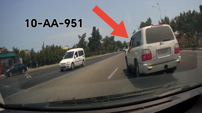 В Баку водитель авто с дорогим номером совершил опасные маневры - 10-AA-951 - ВИДЕО 