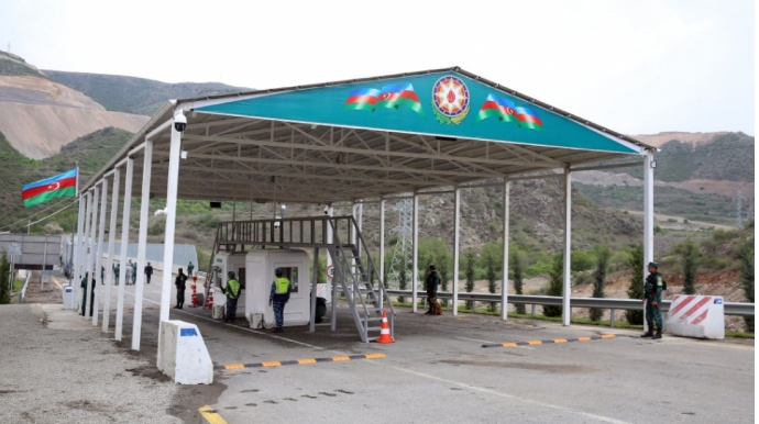 Ermənistandan növbəti şou:  Azərbaycanla razılaşdırmadan yük maşınlarını sərhəd məntəqəsinə yığırlar  - VİDEO