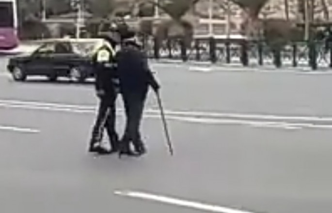 Yol polisinin bu hərəkətini videoya çəkdilər - VİDEO