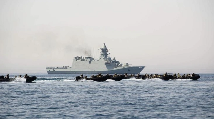 Qəzaya uğramış yük gəmisindəki 17 dənizçini Filippinə təhvil verdi 