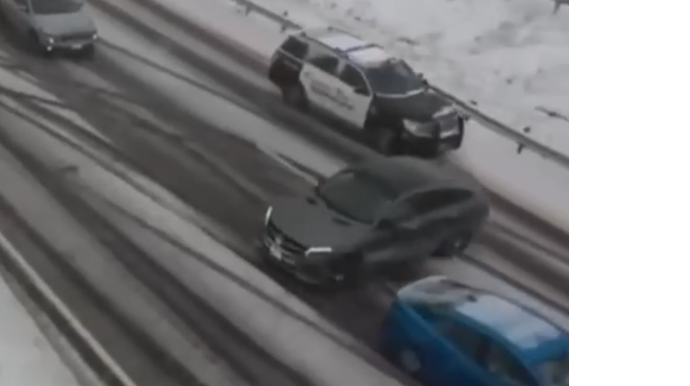 Buz bağlamış yolda idarəetməni itirən sürücü son anda qəzadan qurtuldu - VİDEO