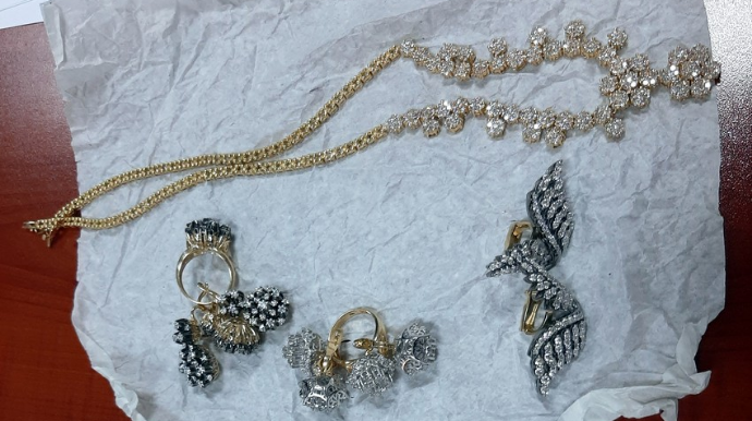 Bakı-İstanbul  reysində qızıl məmulatlarının gizli keçirilməsinin qarşısı alınıb - FOTO