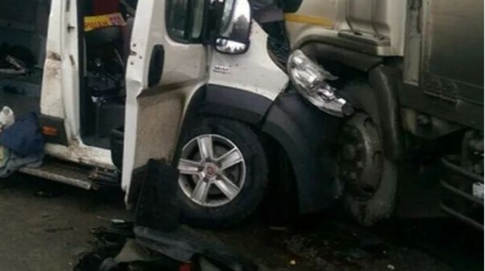 Mikroavtobus yük maşını ilə toqquşdu - Ölənlər var 