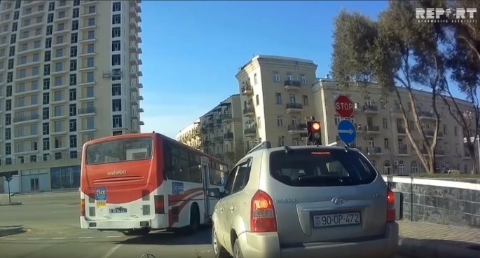 Bakıda daha bir avtobus sürücüsü qırmızı işıqdan "protiv" keçdi - VİDEO