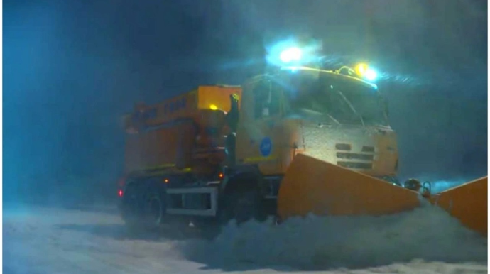 Gecə və səhər yollar qardan və buzdan təmizləndi - VİDEO