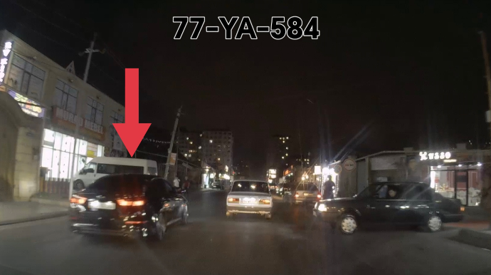 Yolunu düz gedə bilməyən sürücü: Sağdan ötüb əks yola çıxdı - VİDEO