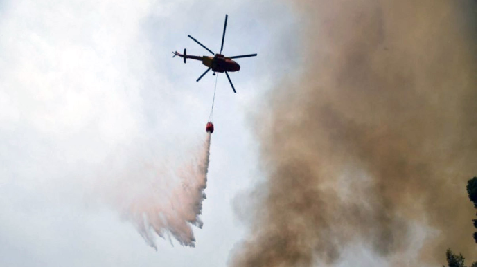 К тушению масштабного пожара в Агдамском и Агдеринском районах привлечены два вертолета 