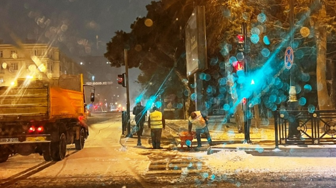 Bakının küçə və prospektləri gecə qardan təmizlənib  - FOTO