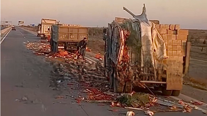 На трассе Баку - Губа столкнулись грузовики: куры оказались на дороге - ВИДЕО 