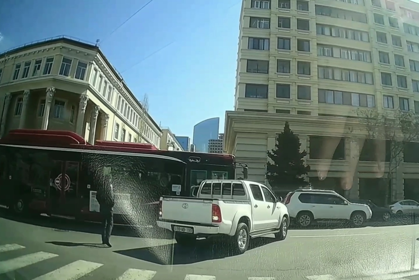 Stop nişanına məhəl qoymayan sürücü avtobusla toqquşdu - VİDEO