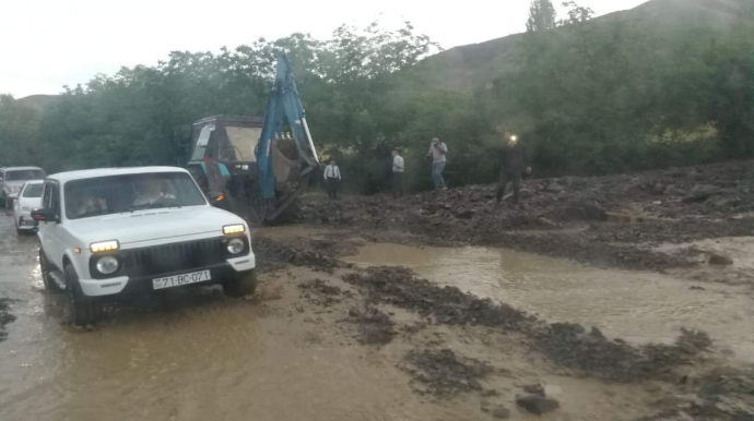 Şahbuza güclü yağış yağdı: yollar bağlanıb, avtomobillər yolda qalıb - FOTO 