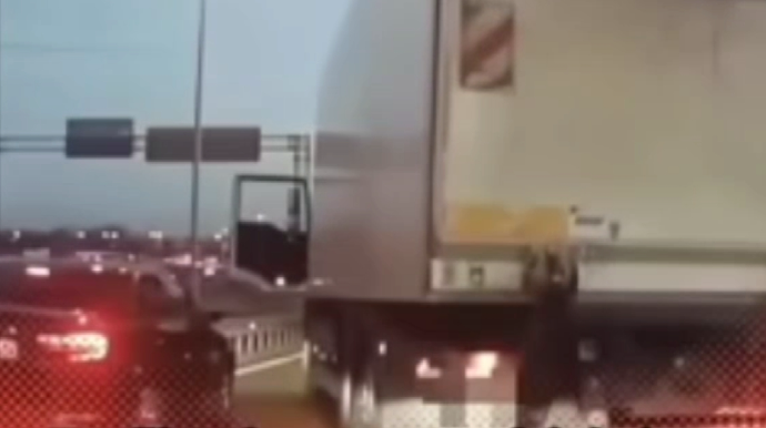 Yolu kəsib dava etmək istəyən sürücü polis maşını görüb qaçdı - VİDEO  