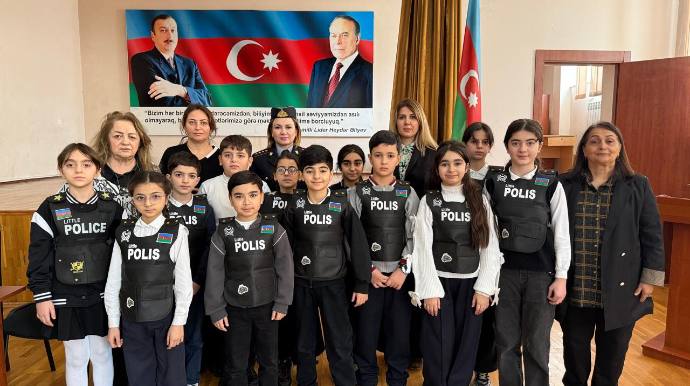 Yol polisi orta məktəblərdə uşaqların suallarını cavablandırdı - FOTOLAR