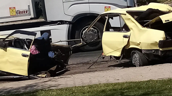 İki nəqliyyat vasitəsi ilə toqquşan “Tofaş” ikiyə bölündü:  1 ölü, 3 yaralı - FOTO 