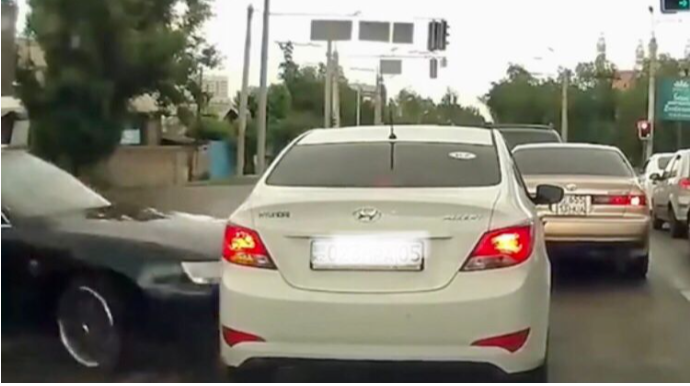 Sükanı buraxan sürücü zəncirvari qəza törətdi  - VİDEO