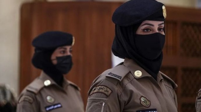 Qadınlar ilk dəfə olaraq Həcc ziyarətində təhlükəsizliyi qorudu   - FOTO