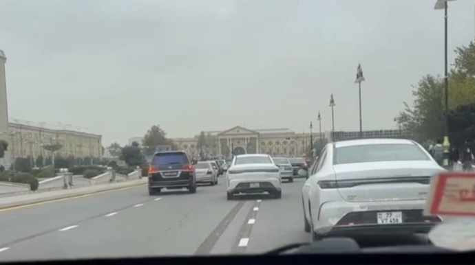 Bu küçədə hərəkət istiqaməti dəyişdirildi; sürücülər çaş-baş qaldı - VİDEO 