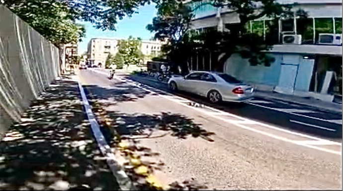 Maşını velosiped zolağında park edib yolu bağladı - 90-HR-078   - VİDEO