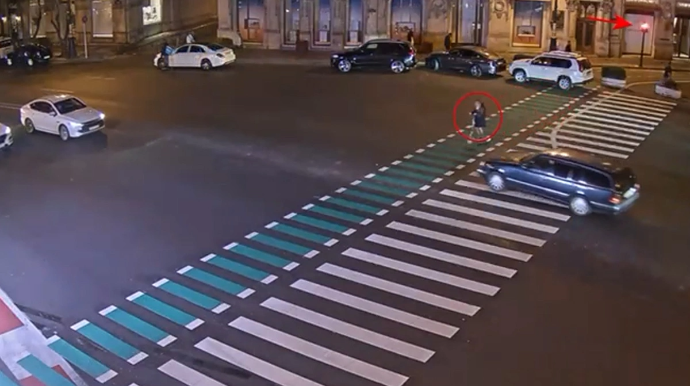 Skuterlə qırmızı işıqda keçən qızı “zebra”da maşın vurdu - REAL VİDEO 