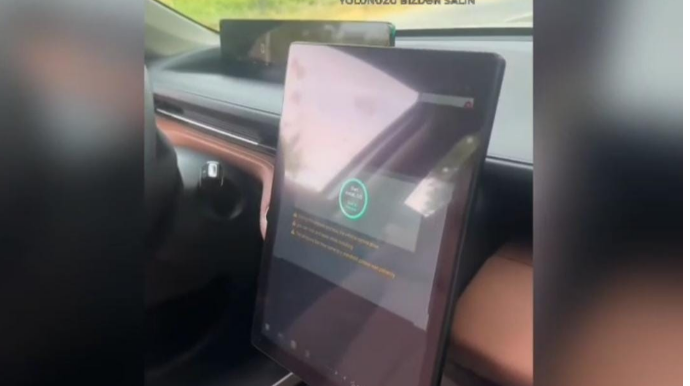 Elektromobili yolun kənarında saxlamalı olan sürücünün başına iş gəldi - VİDEO 