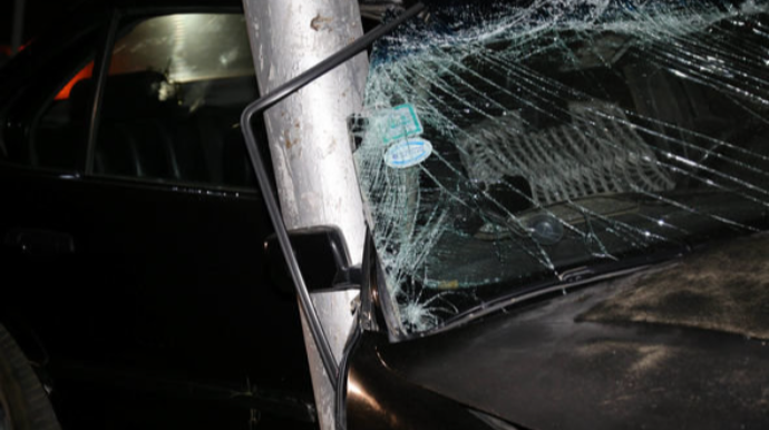 Xaçmazda avtomobil elektrik dirəyinə çırpılıb